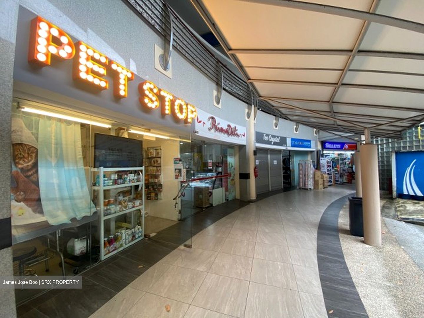 Elias Mall (D18), Retail #583322071